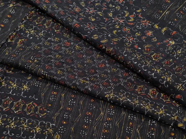 平和屋着物●上質な小紋　紬地　更紗花唐草文　黒地　正絹　逸品　CAAU9970vf