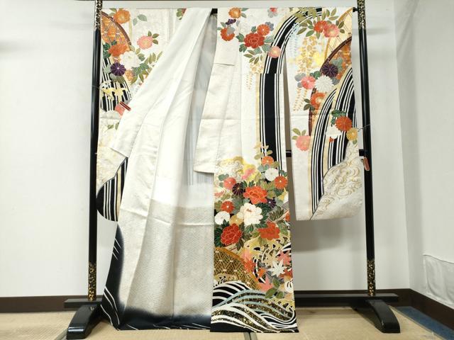 平和屋着物○創業460年・千總 振袖 駒刺繍 竜田川籬橘牡丹