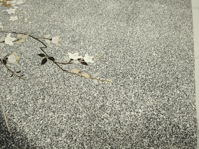 平和屋着物○訪問着 地紙草花文 たたき染め 黒地 金彩 正絹 逸品