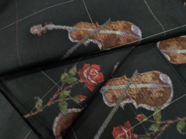 平和屋着物●上質な紬　ヴァイオリン　薔薇　黒地　正絹　逸品　CAAZ3049yc