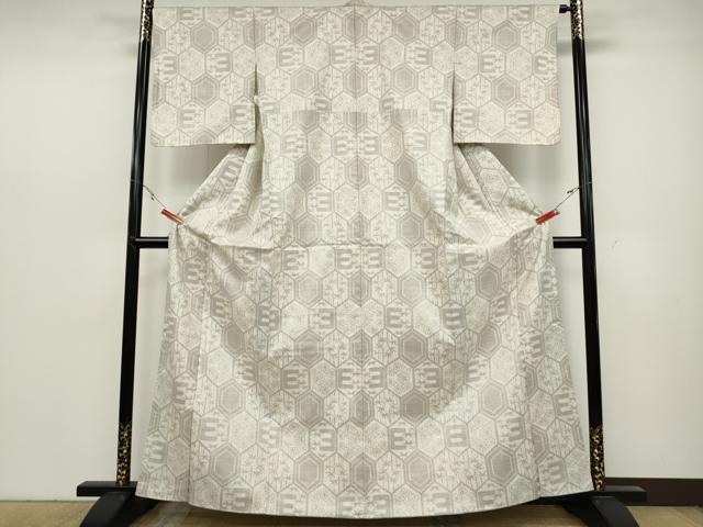 平和屋着物●本場大島紬　白大島　7マルキ　亀甲草花文　正絹　逸品　CABC2254ut 平和屋着物○本場大島紬 白大島 7マルキ 亀甲草花文 正絹 逸品