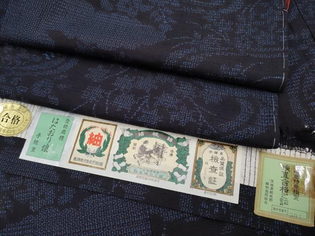 平和屋本店■極上　結城紬　奥順　はたおり娘　80亀甲　流水雲取り草花文　濃紺地　証紙付き　逸品　未使用　CYAA2461s5