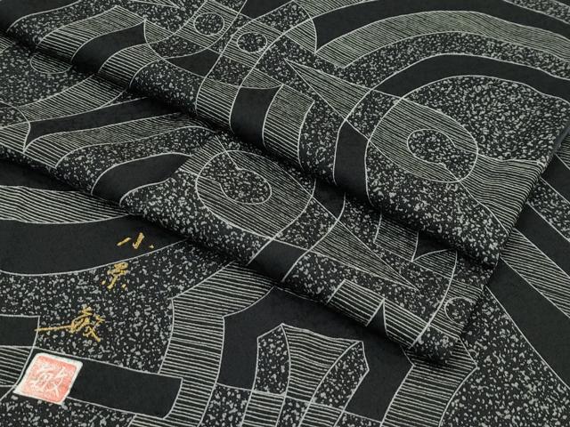 平和屋本店■極上　創業140年　小糸染芸の四代目　小糸敏夫　小紋　幾何学文様　たたき染め　黒地　反端付き　逸品　CZAA2365s5
