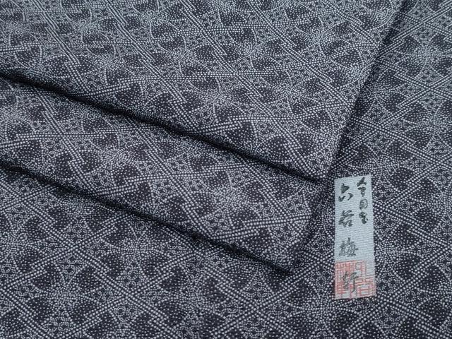 平和屋着物■極上 人間国宝 初代 六谷梅軒(六谷紀久男) 錐彫り 重要無形文化 財伊勢型紙 江戸小紋 松皮菱花文 消炭色地 逸品 CZAA3136s5