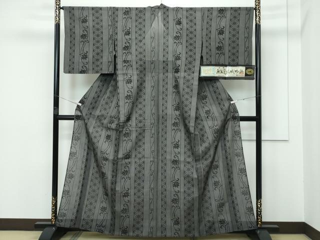 平和屋着物■極上 夏物 越後夏結城物語 伝統工芸士 白川貞夫 100亀甲 麻の葉花唐草文 黒地 十日町白新染織謹製 証紙付き 逸品 CZAA3329s5