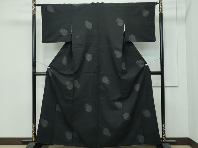 平和屋着物●極上　本場結城紬　重要無形文化財　80亀甲　飛び亀甲柄　亀甲文　黒地　逸品　CZAA4460s6