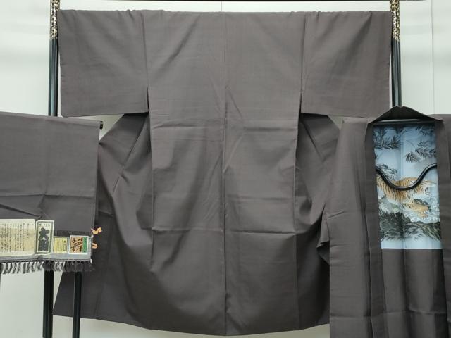 平和屋着物●極上　男性　伝統工芸士　七代目　吉澤与市　紬　アンサンブル　色無地　黒橡色　やまと誂製　証紙付き　逸品　CZAA4749s6 42,120円