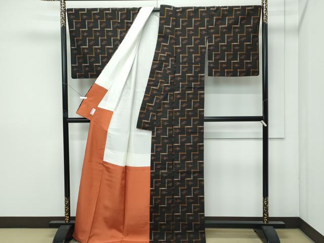 平和屋着物●極上　国指定重要無形文化財　本場久米島紬　手織　黒地　逸品　CZAA4992s6_2