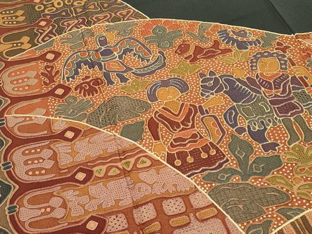 平和屋本店●極上 訪問着 総刺繍 中国三大刺繍 スワトウ相良刺繍 更紗人物花文 金彩 鬼しぼ縮緬 黒緑色地 逸品 未使用 CZAA5018s6_2
