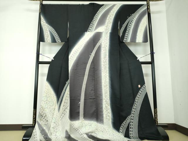 平和屋着物●十日町 名門 滝泰謹製 中国三大刺繍 相良刺繍 訪問着 おぼろ染め 襲絞り 舞桜 黒地 金銀糸 ロング丈 逸品 DAAQ2853ps