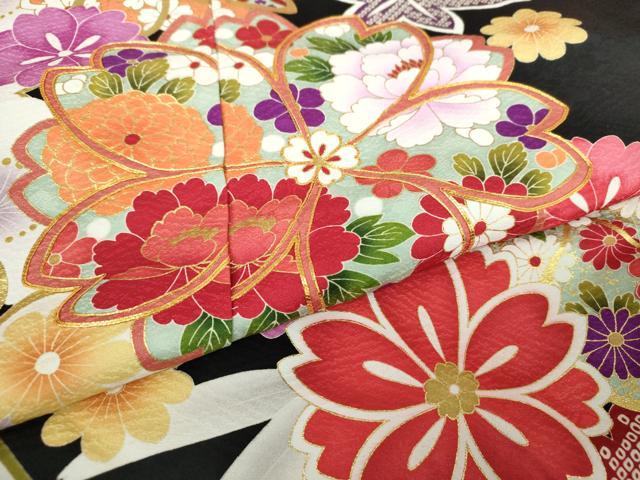 平和屋着物○豪華振袖 駒刺繍 椿姫 吉祥花文 黒地 金彩 仮絵