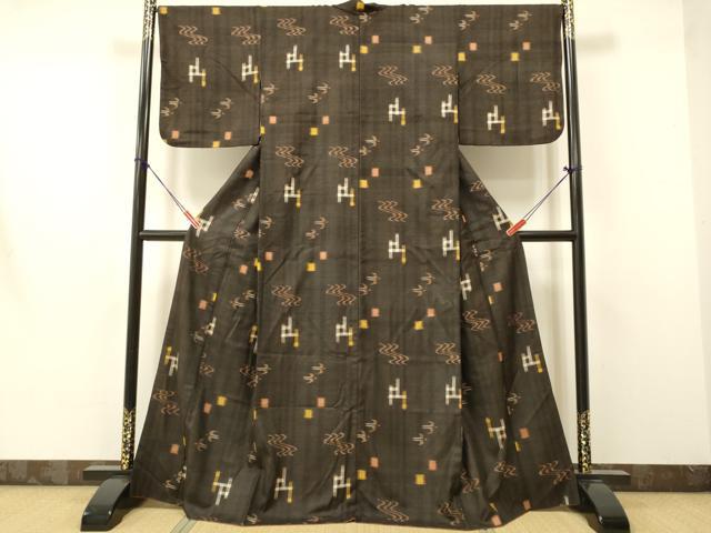 平和屋着物●国指定重要無形文化財　本場久米島紬　手織　抽象文　正絹　逸品　CAAR7853hy 平和屋着物○国指定重要無形文化財 本場久米島紬 手織 抽象