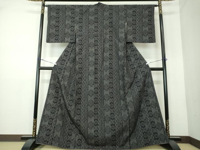 平和屋着物○本場結城紬 重要無形文化財 100亀甲 花間道 黒地