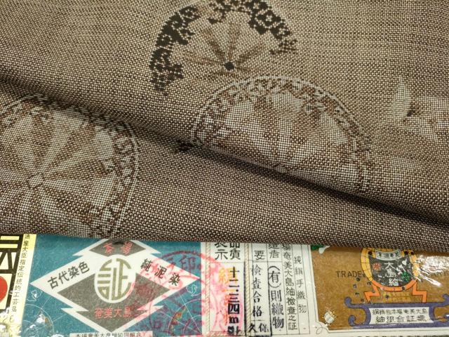 平和屋着物●本場大島紬　9マルキ　古代染色純泥染　源氏車文　則織物謹製　証紙付き　正絹　逸品　未使用　DAAX9915fe
