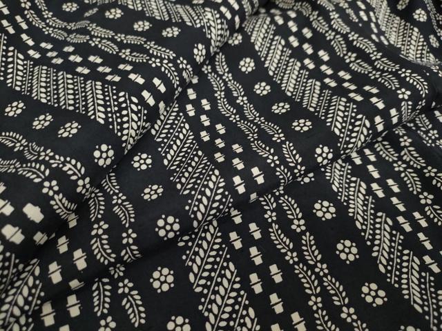 平和屋着物●本場染大島紬　草花間道　黒地　正絹　逸品　DAAY5122ud