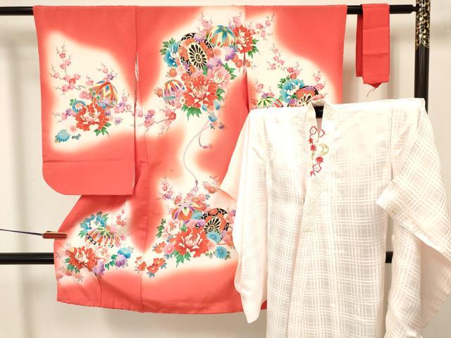 平和屋着物[]七五三　女の子　３歳　祝着　三つ身　長襦袢(袷・半衿刺繍)セット　駒刺繍　源氏車鞠花文　暈し染め　金彩　逸品　DABA3577ma