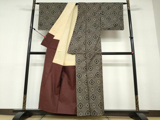平和屋着物●本場大島紬　龍郷絣　幾何学文様　正絹　逸品　未使用　DABD9434ud_2