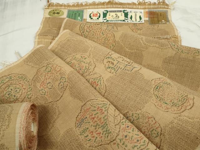平和屋本店■本場結城紬　重要無形文化財　反物　着尺　100亀甲　花絵皿文　証紙付き　逸品　未使用　DZAA10363kh5