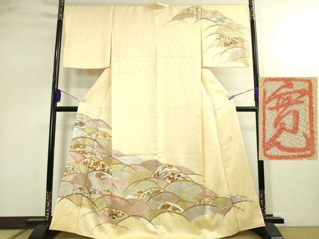 平和屋本店■極上　皇室献上作家　藤井寛　訪問着　駒刺繍　雪芝吉祥花文　鳥の子色地　金彩　逸品　DZAA2207kh4
