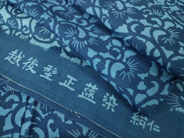 平和屋本店■極上　越後型正藍染　紺仁工房　紬　唐草文　反端付き　逸品　DZAA4462kh5 平和屋本店□極上 越後型正藍染 紺仁工房 紬 唐草文 反