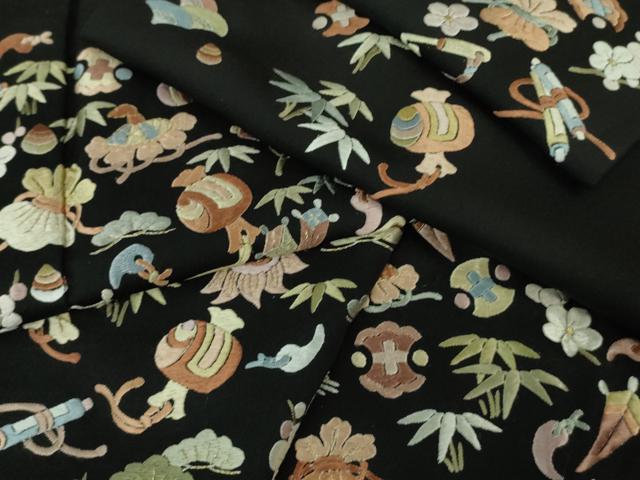 RICKY様❣️付け下げ反物宝尽くし刺繍　(金刺繍) 正絹黒地 RICKY様❣️付け下げ反物宝尽くし刺繍 (金刺繍) 正絹黒地 - メルカリ