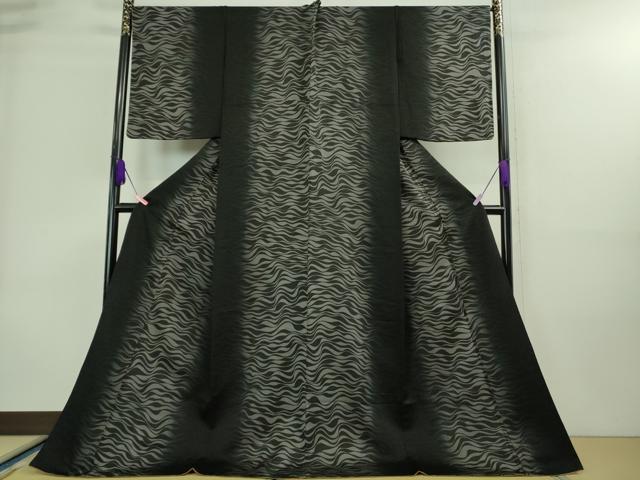 平和屋着物■極上　小紋　ロング丈　よろけ縞　暈し染め　黒地　逸品　DZAA8688kh5