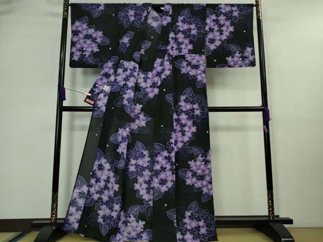 平和屋着物■極上　夏物　押切もえ　MOE OSHIKIRI　小紋・浴衣兼用　紅梅織　紫陽花　黒地　銀彩　洗える着物　逸品　DZAA9644kh5 着物 単衣 絹紅梅 長板染め 横縞 絞り風 赤 黒 紫 レディース