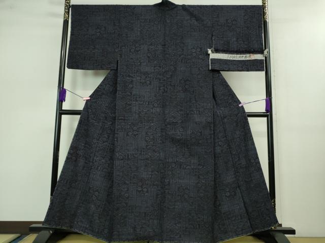 平和屋本店●極上　人間国宝 田中林次 本場結城紬　重要無形文化財　100亀甲　色紙重ね花文　濃藍色　反端付き　逸品　未使用　DZAB0803kh5_1