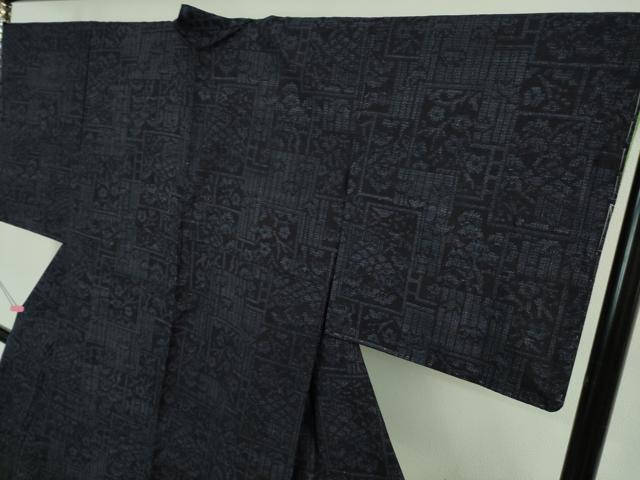 平和屋本店●極上　人間国宝 田中林次 本場結城紬　重要無形文化財　100亀甲　色紙重ね花文　濃藍色　反端付き　逸品　未使用　DZAB0803kh5_3