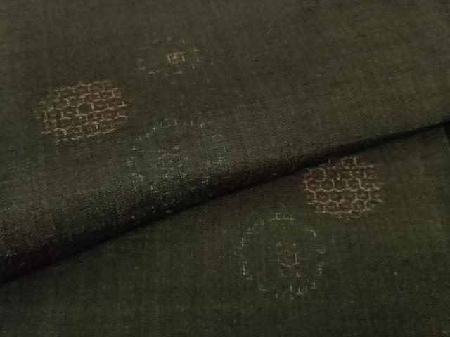 平和屋着物■極上　本場結城紬　重要無形文化財　80亀甲　飛び亀甲柄　丸文　黒紅色地　逸品　未使用　DZAB1334kh5 平和屋着物□極上 本場結城紬 重要無形文化財 80亀甲 飛び亀甲柄