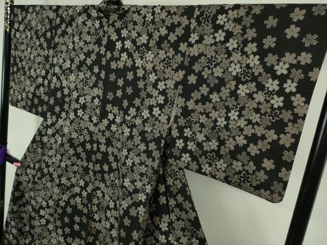 平和屋本店●希少　本場大島紬　吉三郎　吉織物謹製　割込絣織　新古典絣　古代染色純泥染　舞桜　黒地　証紙付き　逸品　DZAB2460kh6_3