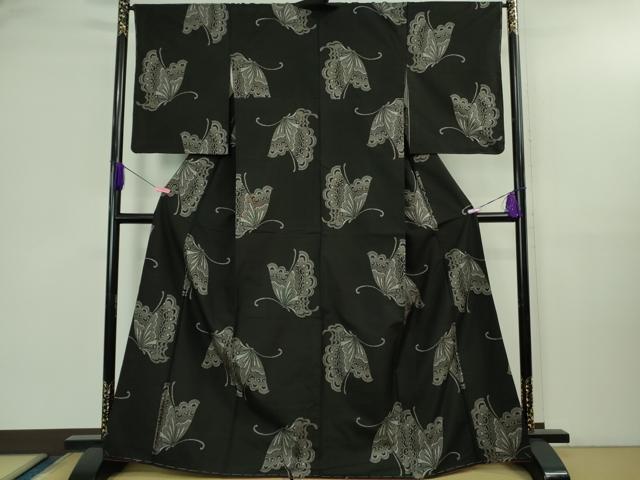 平和屋本店○極上 本場大島紬 地空 割込絣 舞蝶文 黒地 逸品 未使用