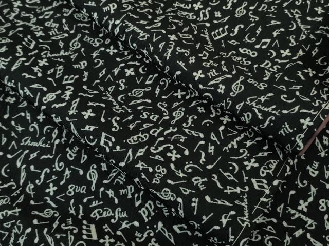 平和屋着物●極上　小紋　音符　音楽記号　ト音記号　黒地　逸品　未使用　DZAB4408kh6