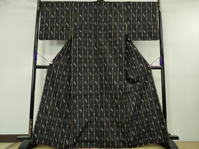 平和屋着物●極上　本場琉球絣　紬　黒地　伊勢丹扱い　逸品　DZAB5682kh6_1