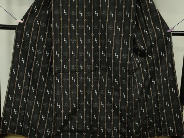 平和屋着物●極上　本場琉球絣　紬　黒地　伊勢丹扱い　逸品　DZAB5682kh6_4