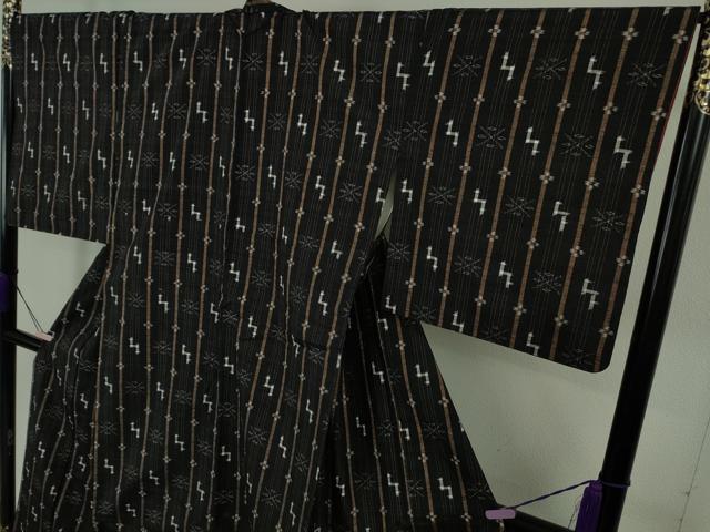 平和屋着物●極上　本場琉球絣　紬　黒地　伊勢丹扱い　逸品　DZAB5682kh6_3