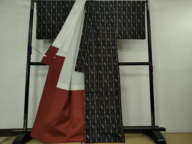 平和屋着物●極上　本場琉球絣　紬　黒地　伊勢丹扱い　逸品　DZAB5682kh6_2