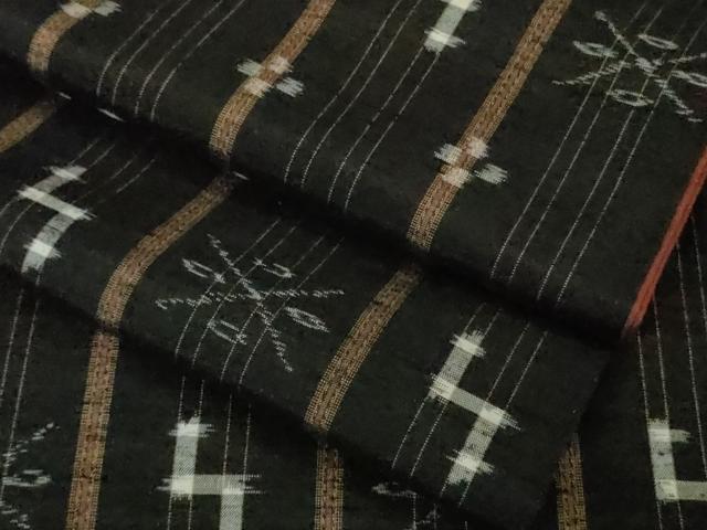 平和屋着物●極上　本場琉球絣　紬　黒地　伊勢丹扱い　逸品　DZAB5682kh6