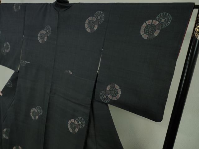 平和屋本店●極上　本場結城紬　重要無形文化財　100亀甲　飛び亀甲柄　井上商事謹製　源治車　青褐色地　証紙付き　逸品　DZAB5920kh6_3