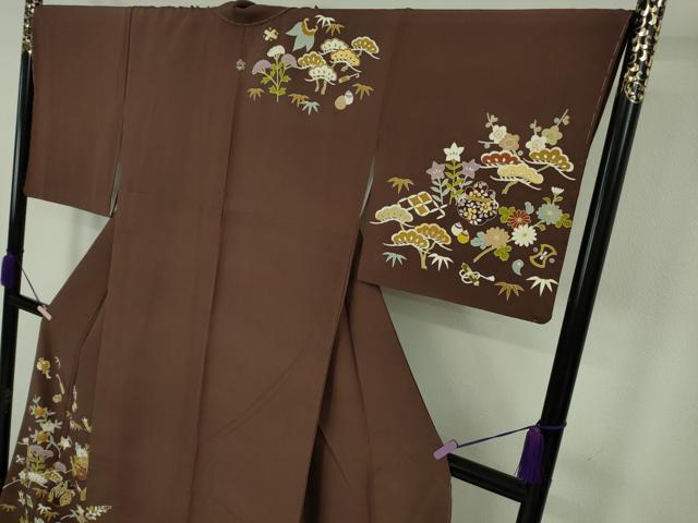 平和屋本店●極上　銀座　志ま亀　訪問着　駒刺繍　宝尽くし　黒鳶色地　金彩　ロング丈　たとう紙付き　逸品　未使用　DZAB7195kh6_2