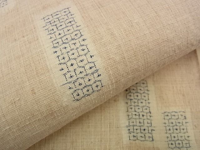 平和屋本店□極上 白鷹お召 胴抜き仕立て 110亀甲 地紙花文