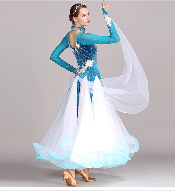 着た時 歩いた時のシルエットがとても美しい 軽くてフレアもたっぷり入っているので綺麗に揺れます ストレッチ素材で動きやすく、練習等におすすめのレディース社交ダンスウェアです