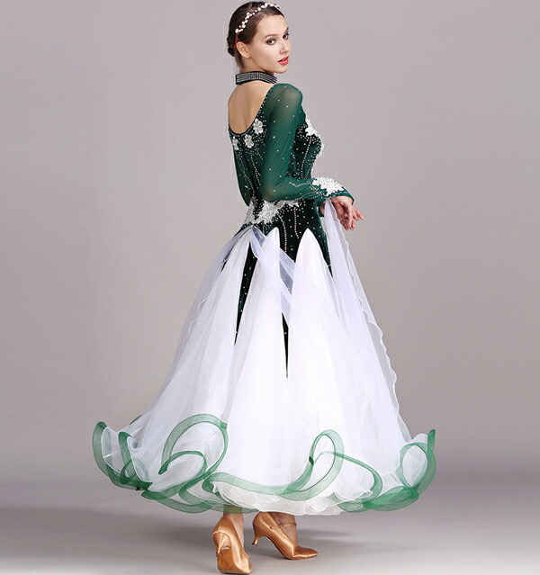 着た時 歩いた時のシルエットがとても美しい 軽くてフレアもたっぷり入っているので綺麗に揺れます ストレッチ素材で動きやすく、練習等におすすめのレディース社交ダンスウェアです