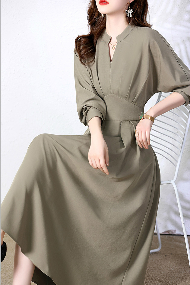 美しいシルエットが映えるシンプルデザイン♪落ち着いた色使いが心地よい大人女子の等身大コーデレディースファッション ワンピース