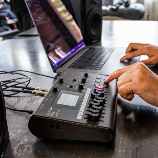 ZOOM R12 マルチトラックレコーダー タッチ操作対応 8トラック仕様の