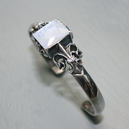 【送料無料】ZOCALO ソカロ　フルール・ド・リス・バングル　レインボー ムーンストーン 　シルバーアクセサリー　ブレスレット　 ZBAG-0002RMSの通販は 52,800円