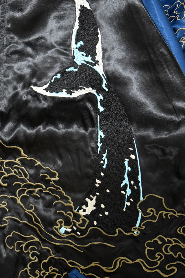 粋 座頭鯨飛翔リバーシブルスカジャン 絡繰魂 261805 和柄 和風 刺繍 クジラ スーベニアジャケット_4