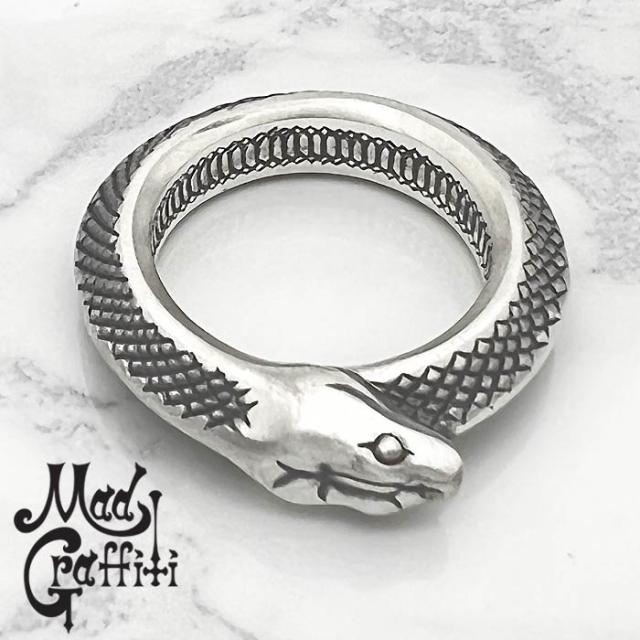 マッドグラフィティ Mad Graffiti シルバー リング イモータル L 指輪 メンズ 15号 シルバー925 アクセサリー ヘビ スネーク MG-R-0046-15の通販は マッドグラフィティ Mad Graffiti シルバー リング イモータル L 指輪 メンズ 15号 シルバー925 アクセサリー ヘビ スネーク MG-R-0046-15の通販は