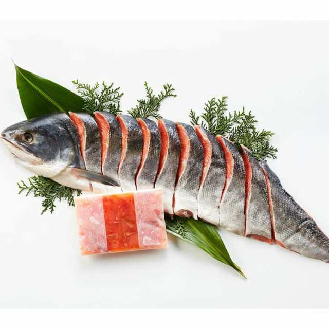 北海道産 新巻鮭&鮭といくらのルイベ漬セット A (切身半身 700g ルイベ漬 100g) 北海道で水揚げされた新鮮な秋鮭を姿そのままに切身加工し半身づつパックしいくらのルイベ漬をセットでお届け お歳暮 お中元 お土産 ご進物 ギフト 贈り物に最適 ※離島は配送不可 930103の通販は