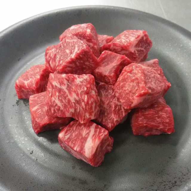長野 信州和牛サイコロステーキ （モモ）300g 黒毛和牛 牛肉 スライス 「信州和牛」は生産者のきめ細やかな愛情と飼育管理により30ヶ月前後（28〜32ヶ月）になるまでじっくりと育てられます お歳暮 お中元 お土産 ご進物 ギフト 贈り物に最適 ※離島は配送不可 3950071の通販は